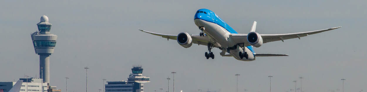 Een vliegtuig die opstijgt vanaf Schiphol