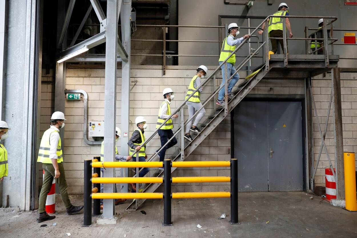 Foto van inspecteurs op inspectie bij een bedrijf