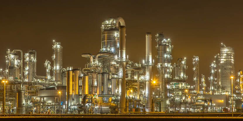 Een verlichte raffinaderij bij nacht