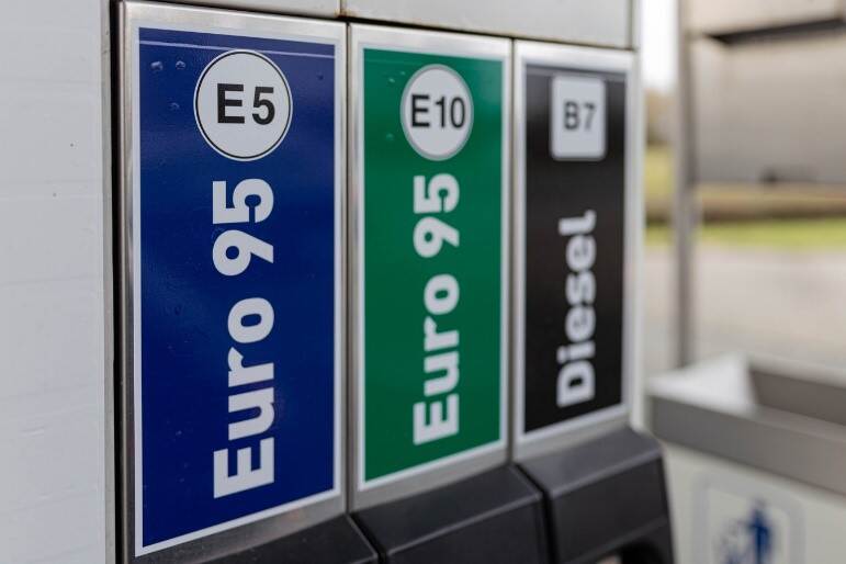 Display van branstoffen Euro 95 en Diesel bij een benzinepomp