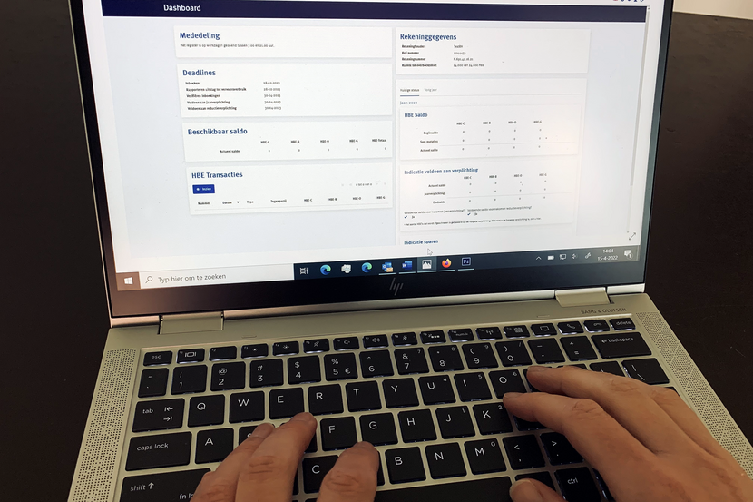 Een laptop staat open met handen op het toetsenbord. Op het scherm is het dashboard van het register voor Energie voor vervoer