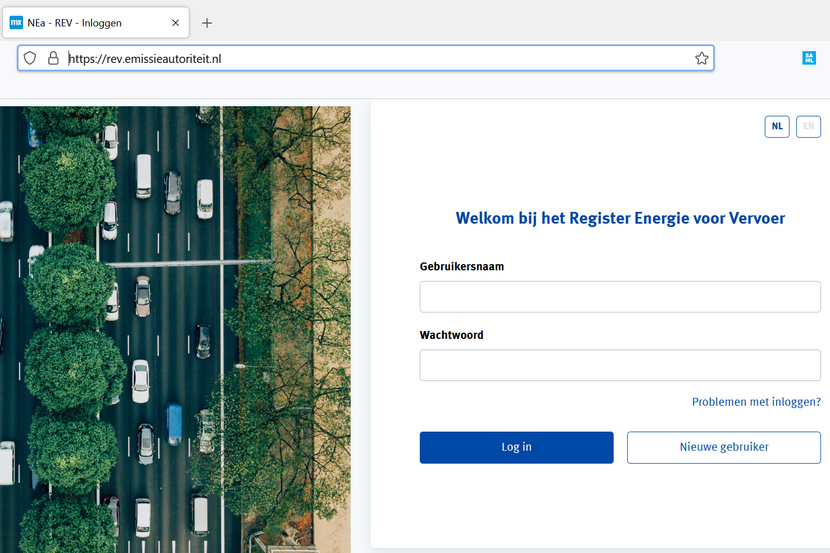 Screenshot van het inlogscherm van het register Energie voor Vervoer, met de tekst ‘welkom bij het Register Energie voor Vervoer’, met de mogelijkheid om in te loggen met gebruikersnaam en wachtwoord, of als nieuwe gebruiker te registreren. Naast het inlogscherm staat een foto met bovenaanzicht van een weg met auto, en bomen langs de weg.