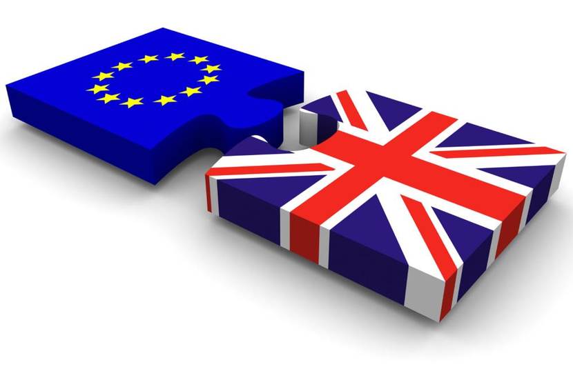 Twee puzzelstukjes die uit elkaar liggen, de één heeft de vlag van de EU, de ander van Groot Brittanië.