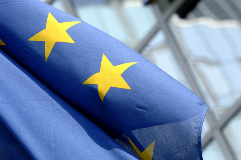 De Europese vlag, niet volledig zichtbaar, met op de achtergrond de ramen van een kantoorgebouw.