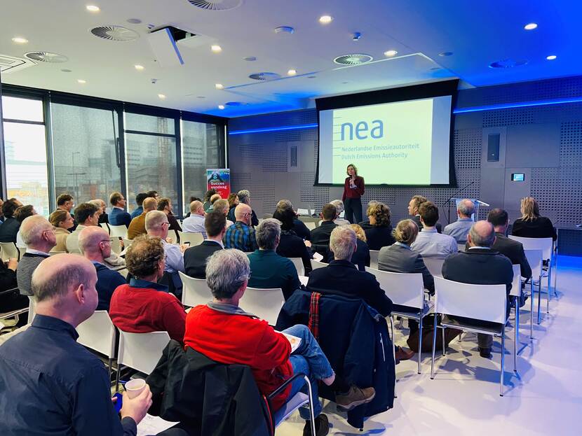 Maaike Breukels geeft een presentatie voor een volle zaal