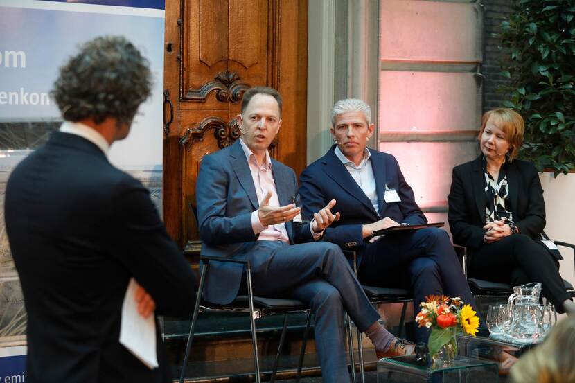 Een man spreekt Mark Bressers toe op de netwerkbijeenkomst