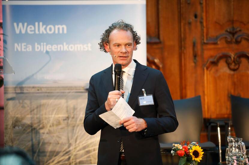 Mark Bressers spreekt een zaal mensen toe op de netwerkbijeenkomst