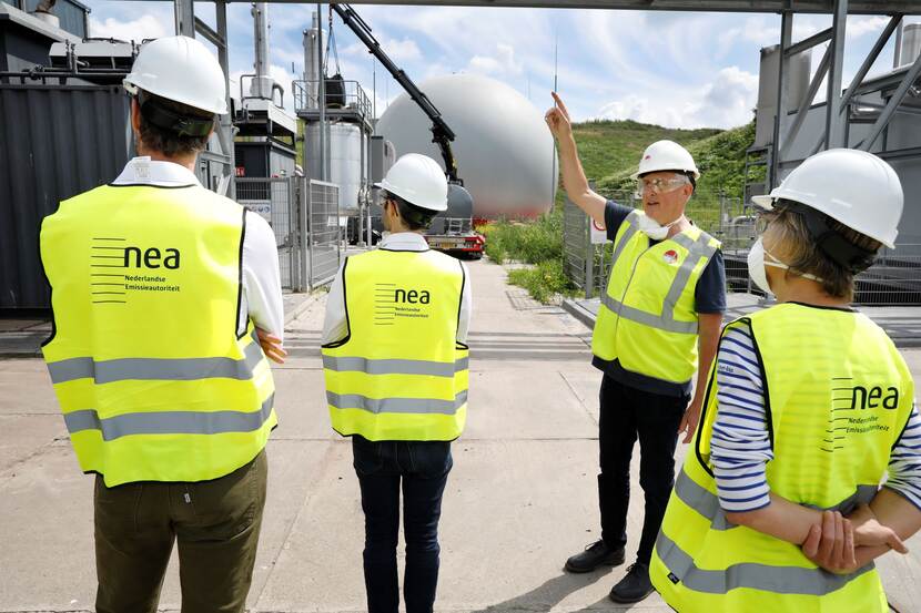 Inspecteurs op inspectie bij afvalverwerker Omrin